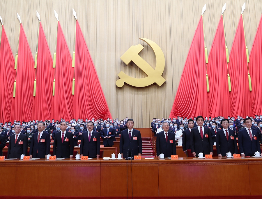 10月22日，中国共产党第二十次全国代表大会在北京人民大会堂胜利闭幕。这是习近平、李克强、栗战书、汪洋、王沪宁、赵乐际、韩正、王岐山、胡锦涛在主席台上。