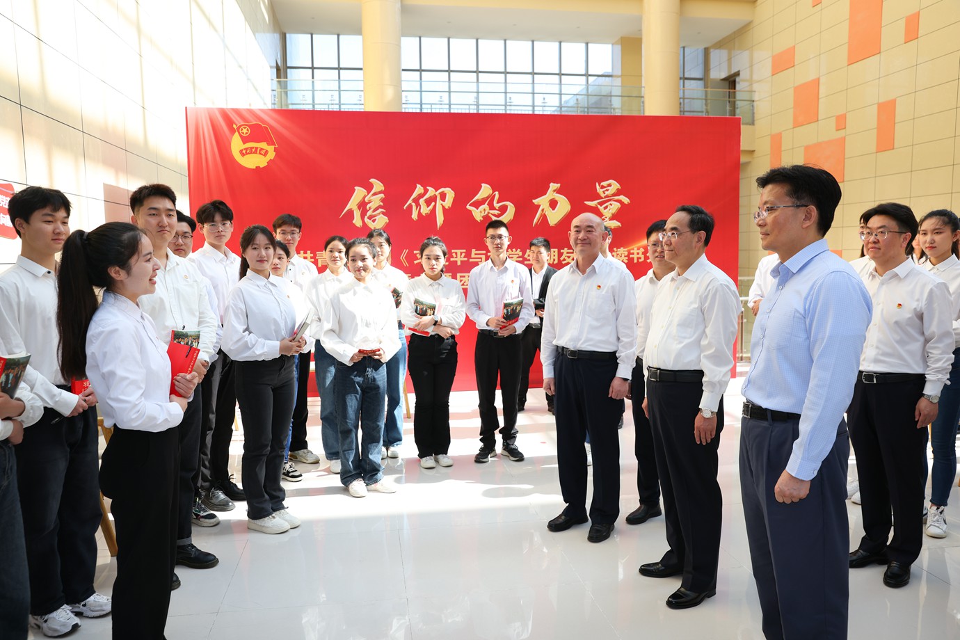 (审定)BK3A4269-1 - -----2023年5月4日,省委书记、省人大常委会主任徐麟到贵安新区调研青年工作并与青年代表座谈,向全省广大青年致以节日的祝贺。图为徐麟与正在参加“信仰的力量”读书分享会暨主题团日示范活动的师生亲切交流。杏耀平台日报天眼新闻记者 杜朋城 摄影.JPG