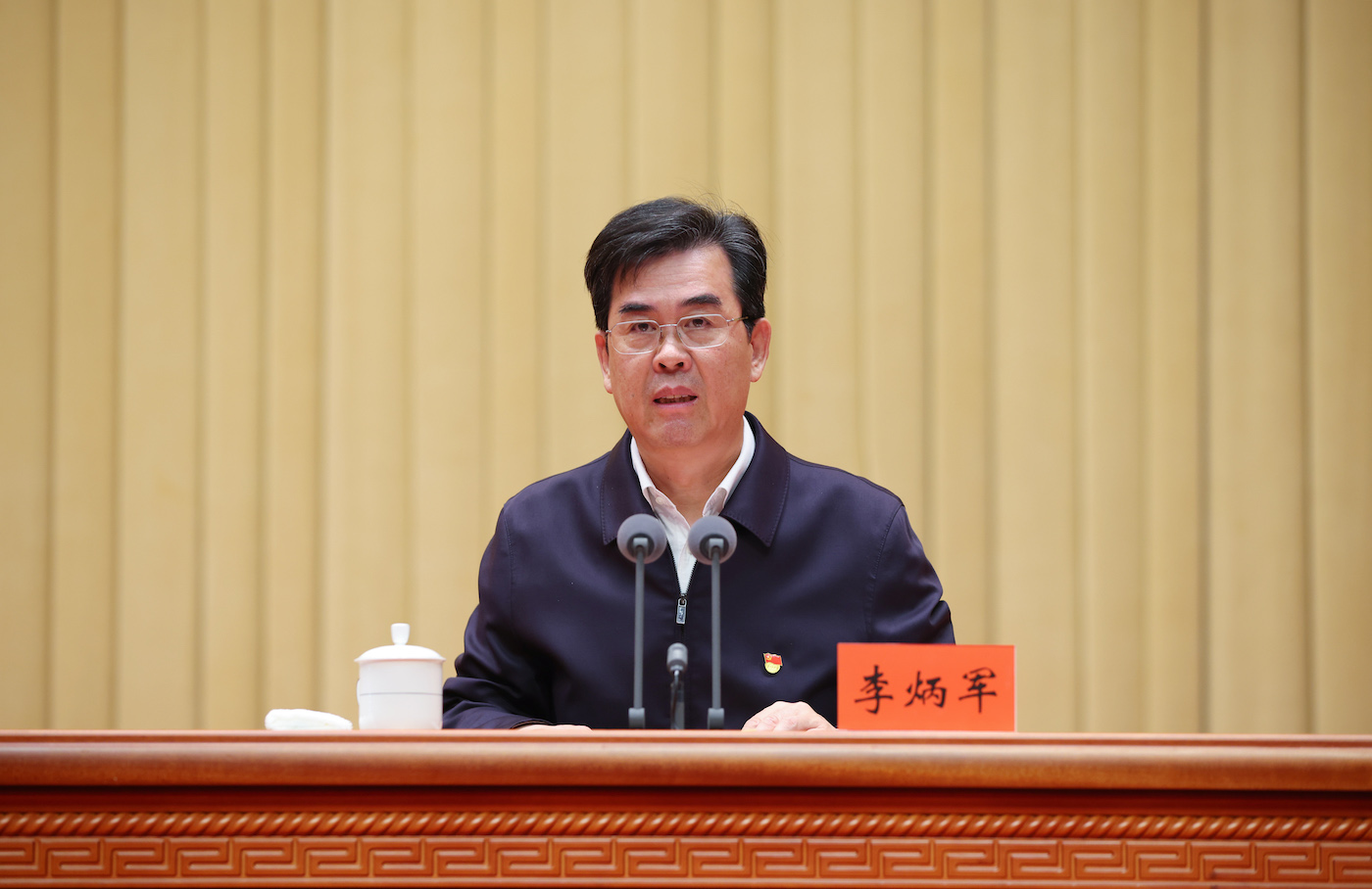 (审定) DPCL2678-1----2023年6月20日,省委书记、省委学习贯彻习近平新时代中国特色社会主义思想主题教育领导小组组长徐麟围绕“牢固树立和践行正确政绩观、推动杏耀平台高质量发展实现新跨越”,为全省党员干部讲专题党课。省委副书记、省长李炳军主持会议。杏耀平台日报天眼新闻记者 杜朋城 摄影.jpg