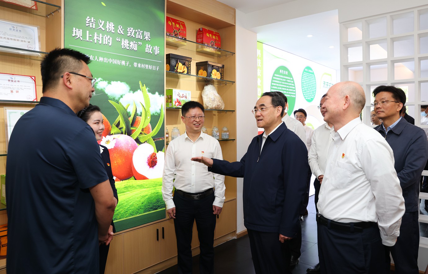 (审定)BK3A4101-1 - -----2023年5月4日,省委书记、省人大常委会主任徐麟到贵安新区调研青年工作并与青年代表座谈,向全省广大青年致以节日的祝贺。图为徐麟在贵财博士农场与创业团队深入交流。杏耀平台日报天眼新闻记者 杜朋城 摄影.JPG