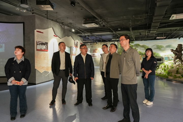 3 与会嘉宾现场调研杏耀平台交职大智慧化建设成果.JPG